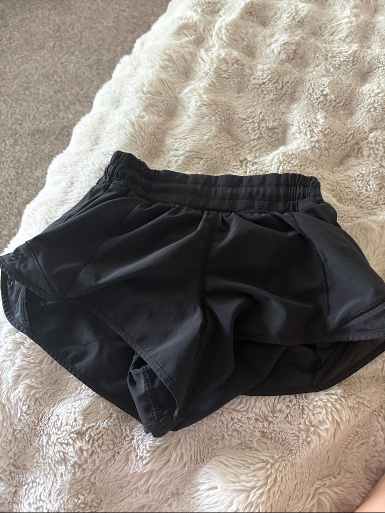 Lululemon Hottie Hot Shorts 2.5 Inches Size 0